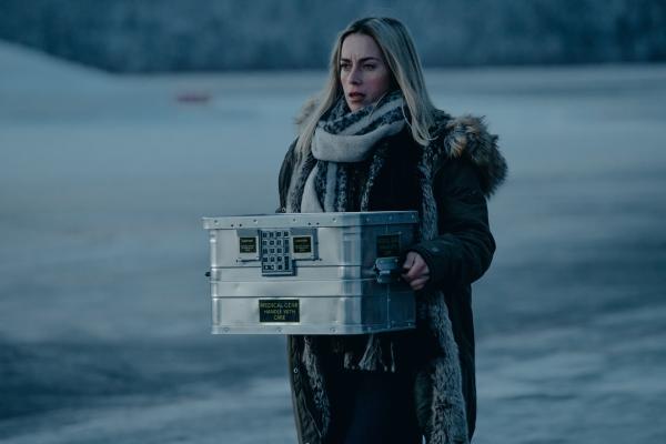 Bild 1 von 2: Nina Kautsalo (Iina Kuustonen) wartet darauf, Dr. Thomas Lorenz die entscheidenden Blutproben zur endgültigen Vernichtung des Jemen-Virus übergeben zu können.