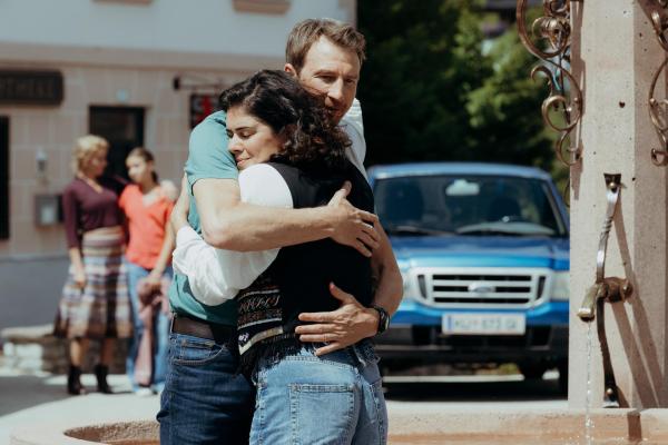 Bild 1 von 16: Im Bild: Das Treffen mit Becki Tummler (Mina Özlem Sagdic, r.) verläuft für Hans Gruber (Heiko Ruprecht, 2.v.r.) anders als gedacht. Auch Susanne Dreiseitl (Nathalie O?Hara, l.) und Sophia Gruber (Ylvi Unertl, 2.v.l.) sind überrascht.