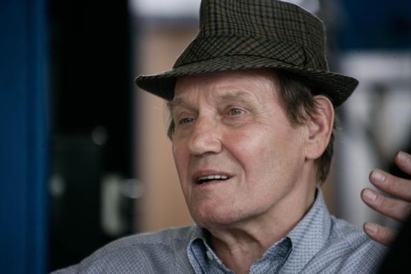 Bild 1 von 19: Taxiunternehmer Hermann (Jürgen Schornagel) interessiert sich nicht für Altersunterschiede, sondern nur für das Glücklichsein ...