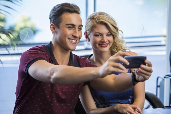 Bild 1 von 7: Chris (Taylor Glockner, li.) macht ein Foto mit der bekannten Autorin des Buches \