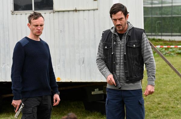 Bild 1 von 1: Die Brüder Martin Draheim (Adam Venhaus, links) und Harald Draheim (Sönke Möhring, rechts) haben eine Bank überfallen und sind auf der Flucht.