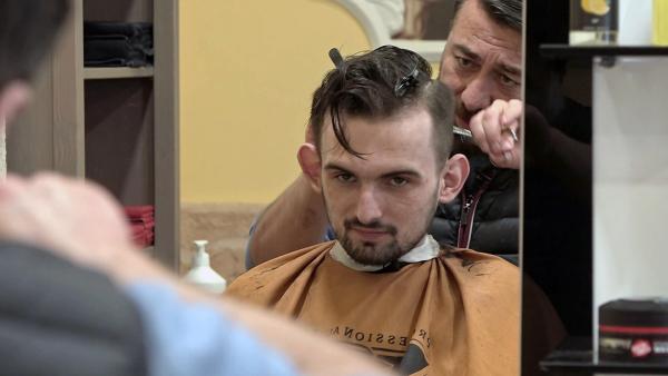 Bild 1 von 3: Jerrick (22) betritt zum ersten Mal die heiligen Hallen eines Barber-Shops. Und er weiß ganz genau, wie er den Salon nachher verlassen möchte.