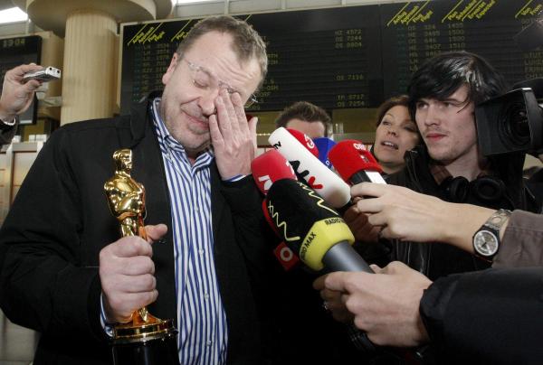Bild 1 von 9: Im Bild: Ankunft von Oscar-Preisträger Stefan Ruzowitzky am 3. März 2008, in Wien Schwechat.