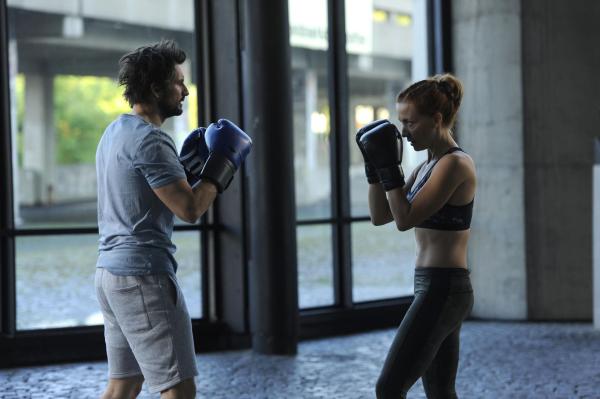 Bild 1 von 24: Für seinen bevorstehenden Schach-Boxkampf ist Einstein (Tom Beck, l.) geistig fit, doch wie sieht es mit der körperlichen Fitness aus? Wie gut, dass Elena (Annika Ernst, r.) eine geübte Kampfsportlerin ist und sich dazu bereit erklärt, ihren Kollegen mit vollem Körpereinsatz zu trainieren ...