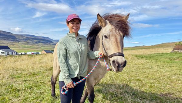 Bild 1 von 3: Anna lernt Islandpferd Jörfi kennen. Isländer sind zwar klein, aber trotzdem keine Ponys, sondern Pferde.
© BR/TEXT+BILD Medienproduktion GmbH & Co. KG/Katharina Brackmann - Honorarfreie Verwendung gemäß AGB im redaktionellen Zusammenhang mit genannter Sendung bei Nennung \