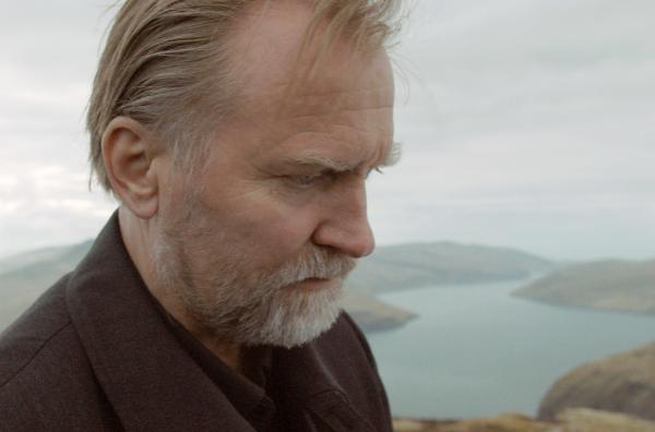 Bild 1 von 3: Journalist Hannis (Ulrich Thomsen) wird von Trauer und Schwermut übermannt.