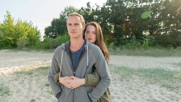 Bild 1 von 10: Auch Malte Röper (Frédéric Brossier, l.) und Paula Liedke (Laura Vietzen, r.) haben etwas zu verbergen. Vor allem voreinander. Was ist wirklich am Strand in der Mordnacht geschehen? Malte schien seiner Freundin jedenfalls gehörig misstraut zu haben, denn er hat sie bei ihrem Treffen mit dem toten Leon beobachtet. Folglich waren beide um die Tatzeit am Tatort. Doch wer von beiden hat Leon auf dem Gewissen?