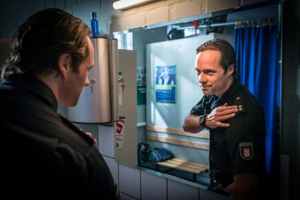 Bild 1 von 11: Mattes (Matthias Schloo) kann sich gar nicht sattsehen an seinem neuen Stern auf der Uniform.