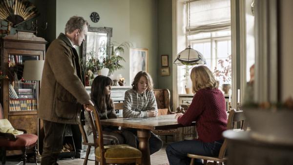 Bild 1 von 5: Von links: Hermansen (Morten Brovn) beschuldigt die Kinder Tala (Flora Augusta) und  Luca (Sander Løkke Borg) vor Malou (Julia Agnete Vang) des Diebstahls eines Fotos.