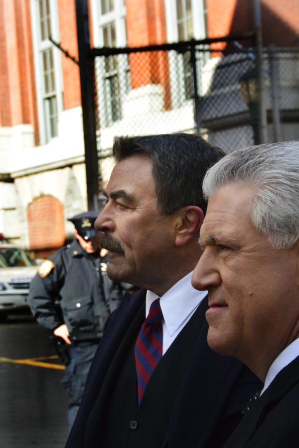 Bild 1 von 15: Frank (Tom Selleck, l.) und Garrett Moore (Gregory Jbara, r.) müssen die Wogen glätten, nachdem ein Verbrecher in der Untersuchungshaft durch die Hand eines Polizisten ums Leben kommt ...