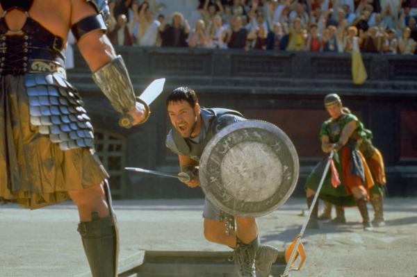 Bild 1 von 17: Der römische Feldherr Maximus (Russell Crowe, M.) soll Nachfolger von Kaiser Marcus Aurelius werden. Um dies zu verhindern, ordnet dessen Sohn die Exekution von Maximus an. Ihm gelingt zwar die Flucht, doch er muss sich fortan als Gladiator verdingen ...