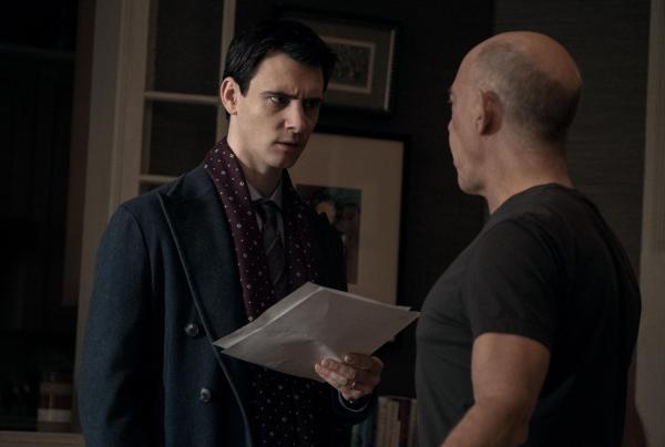 Bild 1 von 8: Peter Quayle (Harry Lloyd, r.); Howard (J.K. Simmons, l.)