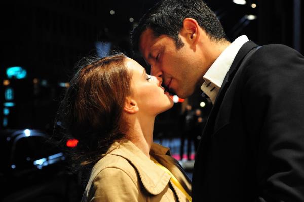 Bild 1 von 14: Redaktionsassistentin Lissie (Jennifer Ulrich, l.) träumt davon Artikel zu schreiben, erhält von ihrer Chefin jedoch keine Chance. Anonym verfasst sie Leserbriefe, die mit Erfolg veröffentlicht werden. Als sie auf einer Modenschau den Reeder Paul (Pasquale Aleardi, r.) kennenlernt und nach einer gemeinsamen Nacht schwanger wird, steht ihr Leben vollends auf dem Kopf ...