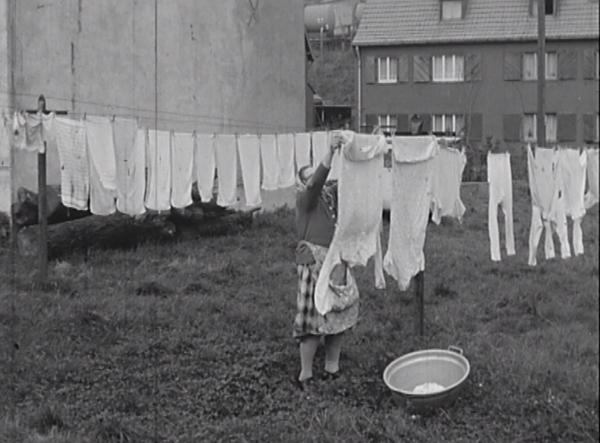 Bild 1 von 14: Industrieabgase ruinieren die aufgehängte Wäsche.