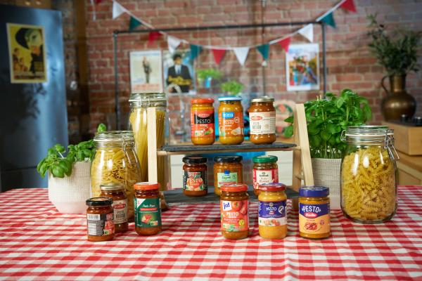 Bild 1 von 8: Sebastian Lege zeigt, wie die Industrie bei Pesto Rosso an teuren Originalzutaten spart.