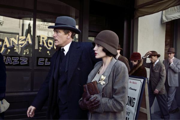 Bild 1 von 24: Nur Reverend Briegleb (John Malkovich, l.) steht Christine (Angelina Jiloe, r.) bei ihrer verzweifelten Suche nach ihrem Sohn zur Seite ...