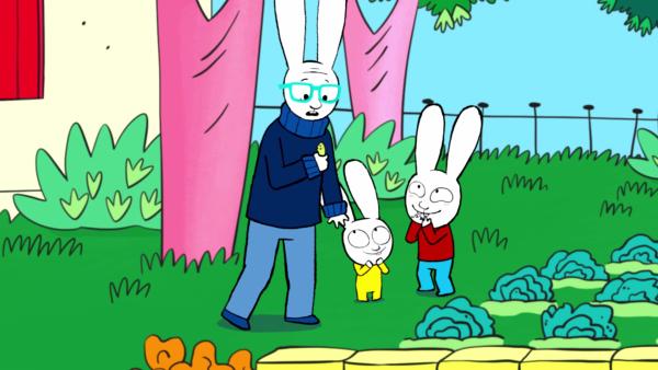 Bild 1 von 3: Simon (r.) und Franz (M.) wollen ihrem Opa (l.) im Garten mit einer Schnecke aus Knetgummi einen Streich spielen.