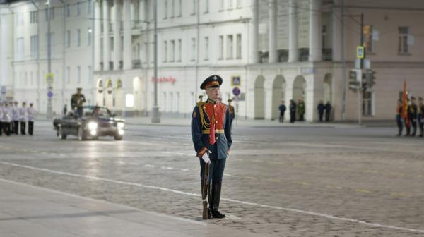 Bild 1 von 4: Die Ural-Metropole Jekaterinburg ist Schauplatz dieses Films. Der Großteil der Menschen dort, so verkündet ein Insert, träume von der \
