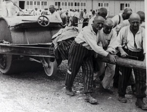 Bild 1 von 1: Zwangsarbeiter aus dem KZ-Dachau, 1938.
