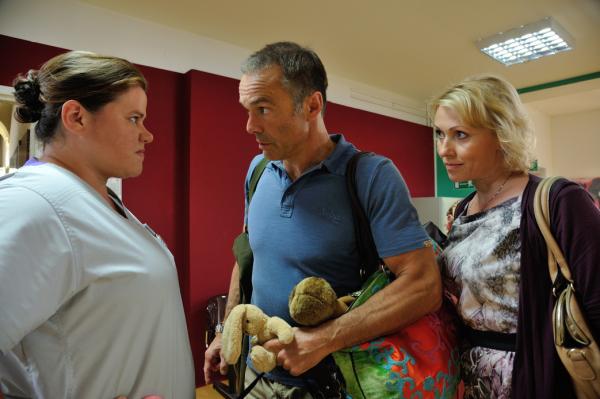 Bild 1 von 32: Oberschwester Rosa (Nadine Wrietz, l.) ist völlig überfordert, als Harald (Hannes Jaenicke, M.) und Sabine (Dana Golombek, r.) in der Klinik mitsamt einem Haufen Gepäck auftauchen. Denn überfürsorgliche Vater ist nicht bereit, seine 20-jährige Tochter hier alleine zu lassen ...