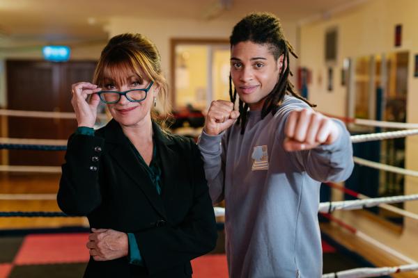 Bild 1 von 3: Privatdetektivin Harry Wild (Jane Seymour) und ihr Kompagnon Fergus (Rohan Nedd) wollen herausfinden, wer Freddie, den Inhaber des Boxclubs, in dem Fergus trainiert, ermordet und zerstückelt hat.