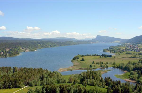 Bild 1 von 5: Der Lac de Joux liegt im Hochtal Vallée de Joux und ist der größte See im Jura-Gebirge.
