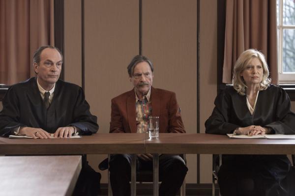 Bild 1 von 4: (v.l.n.r.) Markus Gellert (Herbert Knaup); Paul Siemsen (Michael Wittenborn); Isabel von Brede (Sabine Postel)