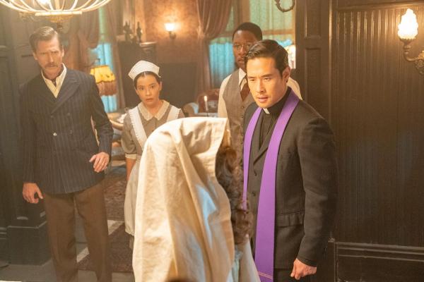 Bild 1 von 12: (v.l.n.r.) Onkel Percy (Josh Meyers); Magda (Colleen Foy); Dr. Felix (Chido Nwokocha); Dr. Ben Song (Raymond Lee)