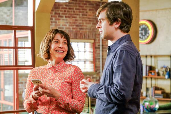 Bild 1 von 14: Im Bild: Paige Spara (Lea Dilallo), Freddie Highmore (Dr. Shaun Murphy).