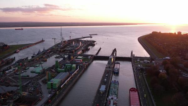 Bild 1 von 2: Jährlich passieren bis zu 30.000 Schiffe den knapp 100 Kilometer langen Nord-Ostsee-Kanal mit seinen zahlreichen Schleusen.