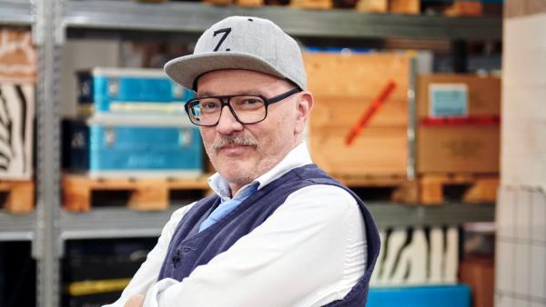 Bild 1 von 3: Hanno kann dem Lockruf der geheimnisvollsten Paletten einfach selten widerstehen und greift sich so von Blasenkatheter bis zu unverkäuflichen Werbeartikeln zielsicher die Produkte, die keiner wirklich haben will.