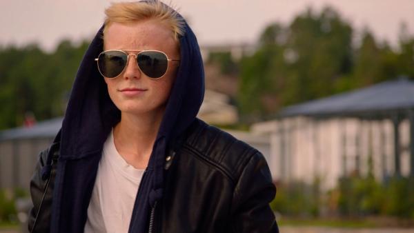 Bild 1 von 2: Theo (Herman Nysæther Grinde) nimmt eine Typveränderung vor, um Nura zu beeindrucken.