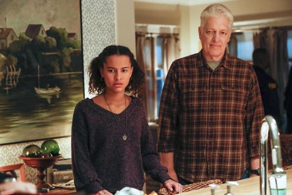 Bild 1 von 4: Mia Evans (Ashley Aufderheide, l.); Ed (Clancy Brown, r.)