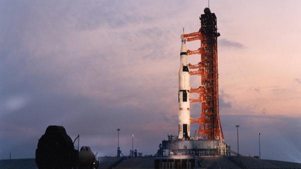 Bild 1 von 3: Die Saturn V ist bis heute die kraftvollste und leistungsstärkste Rakete der Raumfahrtsgeschichte. Ihre Konstruktion war wegweisend für alle folgenden Modelle.