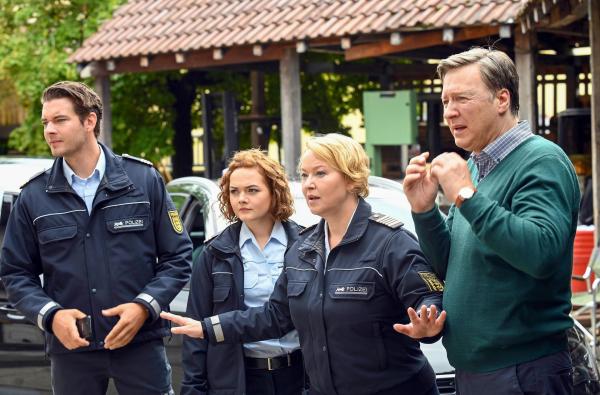 Bild 1 von 5: Im Bild: Jakob Frings (Max König, l.), Julia Demmler (Wendy Güntensperger, 2.v.l.), Nele Fehrenbach (Floriane Daniel, 2.v.r.) und Bernhard Pfeil (Martin Armknecht, r.) beobachten, wie die Tür der Mietwerkstatt aufgeschossen wird.