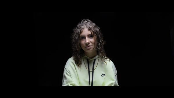 Bild 1 von 5: Lauras Leben spielte sich fast nur noch auf Instagram und TikTok ab: Sie war abhängig von Social Media und der Aufmerksamkeit, die sie dort bekam.