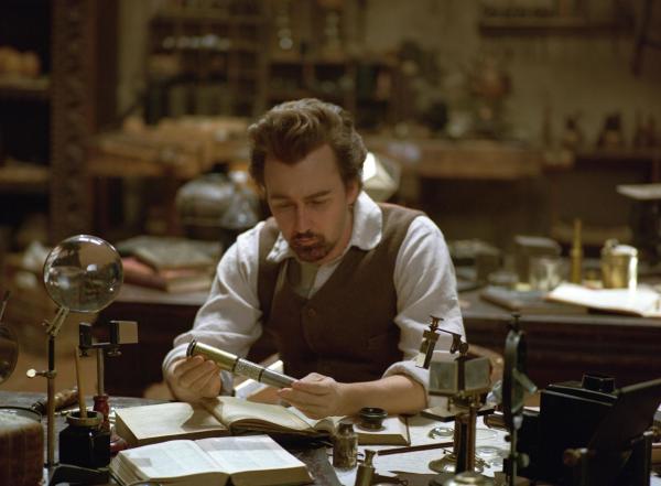 Bild 1 von 19: Niemand ahnt, dass der berühmte Illusionist Eisenheim (Edward Norton) und die Verlobte des Kronprinzen Leopold, Herzogin Sophie, sich bereits sich aus Kindertagen kennen und schon damals davon träumten, gemeinsam durchzubrennen, bevor der Standesunterschied, dem Ansinnen einen schweren Riegel vorschob. Nun lassen sie ihre Affäre wieder aufleben - mit Folgen ...