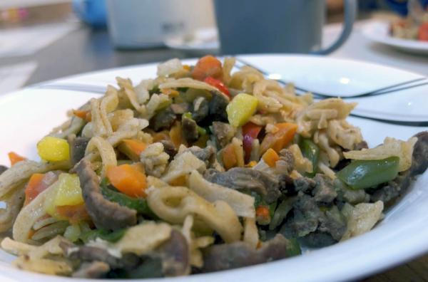 Bild 1 von 2: In der Mongolei: Sunjee hat aus Nudeln, Rindfleisch und Gemüse einen leckeren herzhaften Eintopf gekocht.