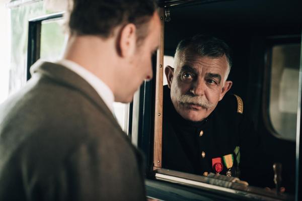 Bild 1 von 4: Mirreau (Noam Morgensztern, l.); General Joffre (Stefan Godin, r.)