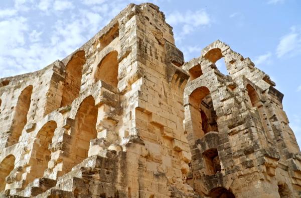 Bild 1 von 3: Um die Epoche des Römischen Reichs zu rekonstruieren, untersuchen Archäologen weltweit Überreste dieser Zeit ? wie das Amphitheater von El Jem in Tunesien.