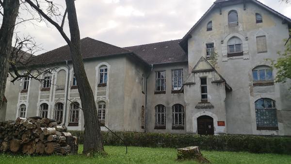 Bild 1 von 4: Die vergessene Heilanstalt Domjüch, einst ein Ort der Heilung, wurde später Schauplatz dunkler Kapitel der deutschen Geschichte.