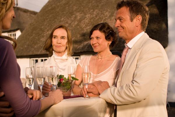Bild 1 von 13: Christines Freundin Marleen (Astrid Meyerfeldt, 2.v.r.) will ihren Hubert (Krystian Martinek, r.) heiraten. Ob \