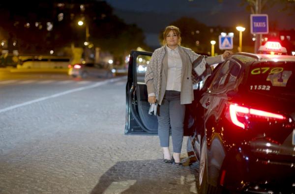 Bild 1 von 6: Taxifahrerin Dalila Ait Taleb lebt in einem Vorort von Paris, sie pendelt mit ihrem Taxi zur Arbeit. Sie klagt über die arrogante Art, mit der sich Fahrradfahrer auf der Straße verhalten würden.
