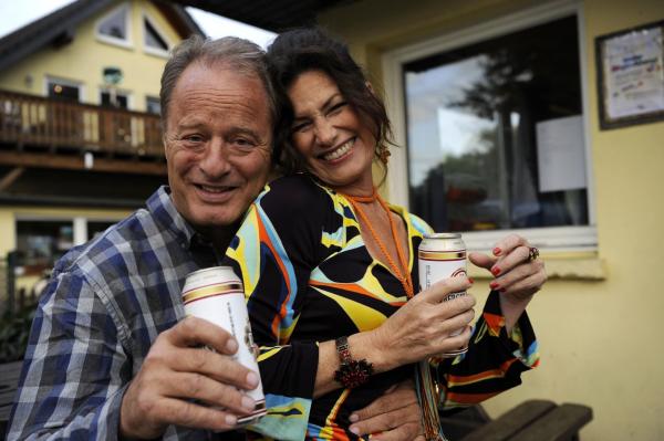 Bild 1 von 24: Die Camper Winfried Treptekes (Tom Gerhardt, l.) und Anna Zempel (Sabine Vitua, r.) vertreiben ihre Abende nicht nur mit Bingo, sondern haben auch eine Leidenschaft für illegale Fußballwetten. Der Tote, der unweit des Campingplatzes gefunden wird, war ein korrupter Schiedsrichter und manipulierte gerne Spiele - doch wollte er aus dem Geschäft aussteigen?