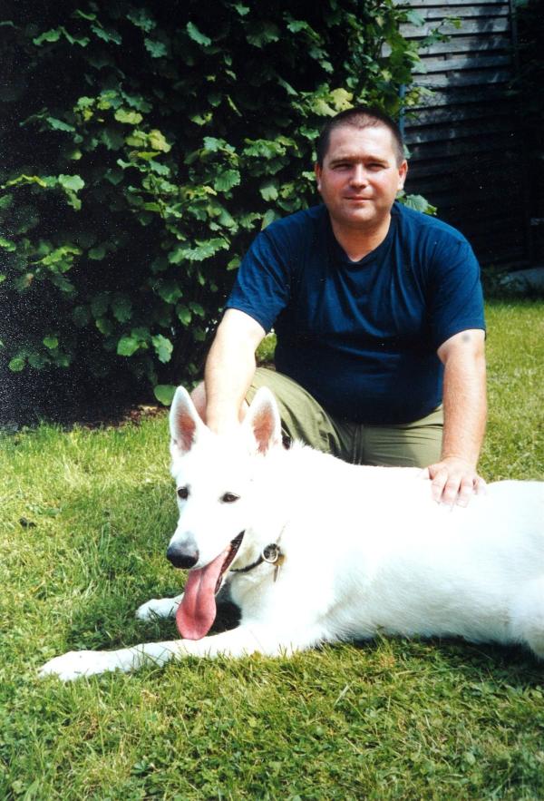 Bild 1 von 5: Werner Neymayer, der eine Waffenübergabe zwischen seiner Mitarbeiterin Petra M. und der Polizei arrangiert hatte, gerät unter Mordverdacht, als Petra M. bei der Übergabe von einer Handgranate getötet wird. Hatte er es auf ihre Lebensversicherung abgesehen?