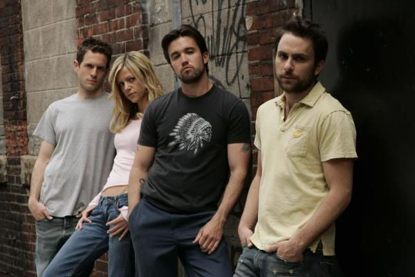 Bild 1 von 8: (2. Staffel) - Mac (Rob McElhenney, 2.v.r.), Charlie (Charlie Day, r.), Dennis (Glenn Howerton, l.) und seine Schwester Dee (Kaitlin Olson, 2.v.l.) führen das gemütliche Irish Pub \