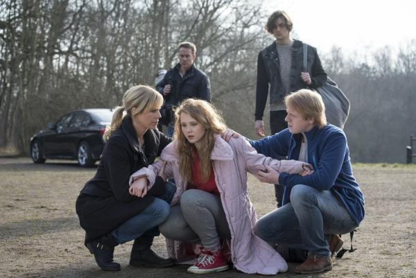 Bild 1 von 5: (v.l.n.r.) Ina Zimmermann (Melanie Marschke); Jan Maybach (Marco Girnth); Fiona Weller (Isolda Dychauk); Collin (Lucas Englander); Finn Weller (David Hürten)