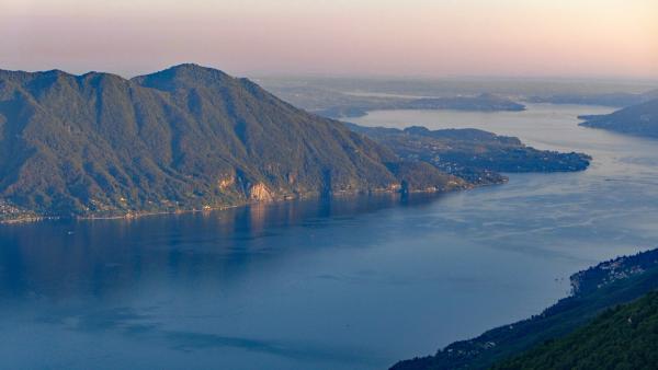 Bild 1 von 7: Abenddämmerung am Lago Maggiore.