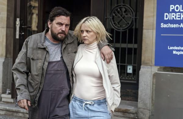 Bild 1 von 16: Die Wegners (Laura Tonke und Sascha Ger?ak) verlassen das Kommissariat.