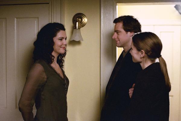 Bild 1 von 10: Christopher (David Sutcliffe, M.) und seine Freundin Sherry (Mädchen Amick, r.) kommen nach Stars Hollow und während sich Sherry nur für Rory interessiert, nimmt Lorelai (Lauren Graham, l.) Christopher mit zum Freitags-Dinner bei ihren Eltern. Ist das wirklich eine gute Idee?